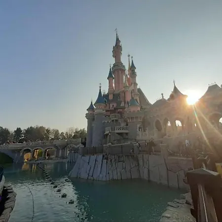 Grande chambre à 2 km de Disney et 35 de Paris Séjour chez l'habitant *